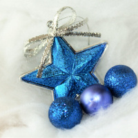 Weihnachtskugeln und Dekoration in blau
